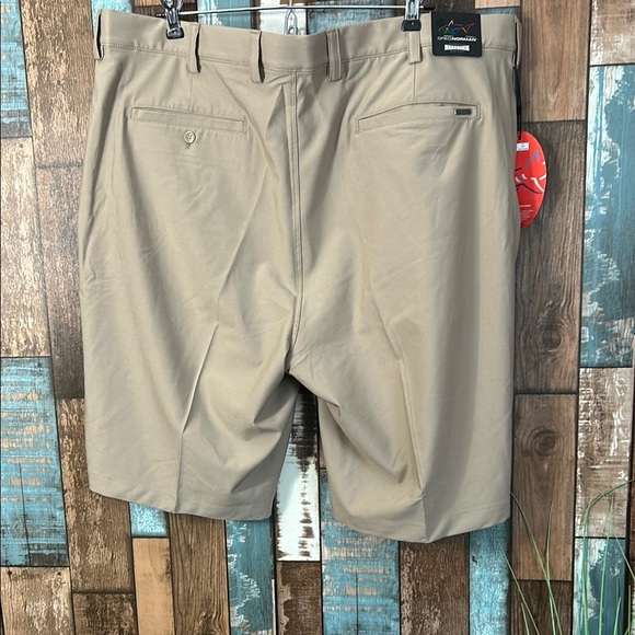 Greg Norman 40 stretch Men's Tan Shorts - Picture 11 of 12